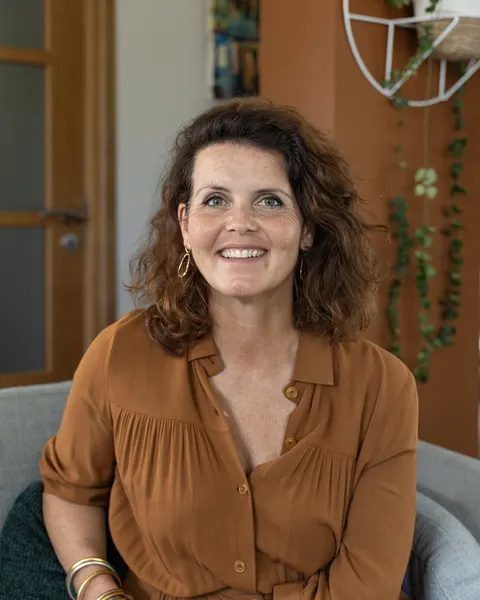 Alexandra Sorin, thérapeute systémique et praticienne EMDR, dans son cabinet à Saint-Nazaire
