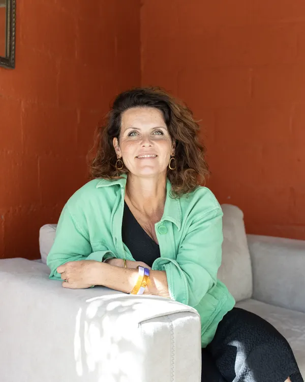 Portrait d’Alexandra Sorin, thérapeute systémique, dans son cabinet de Saint-Marc-sur-Mer